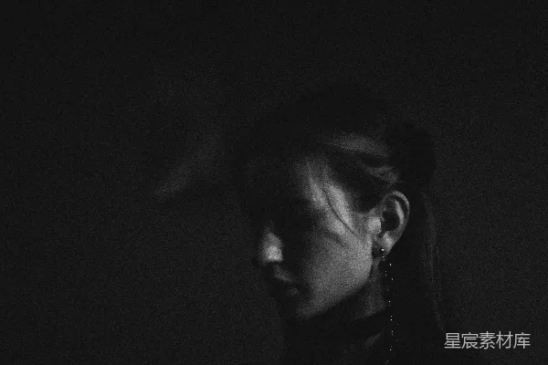高清摄影 女性肖像在 dramatic 的黑白对比光线下。
