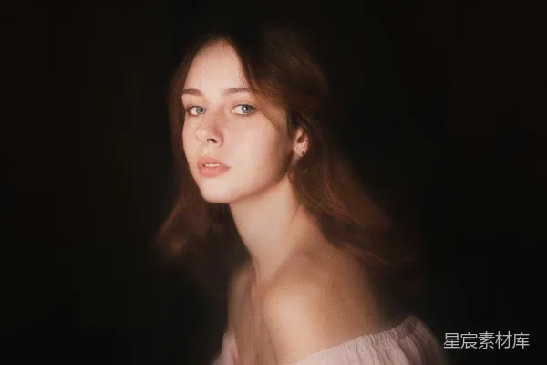 高清摄影 一个穿着白裙子的女人正低头看向一边。