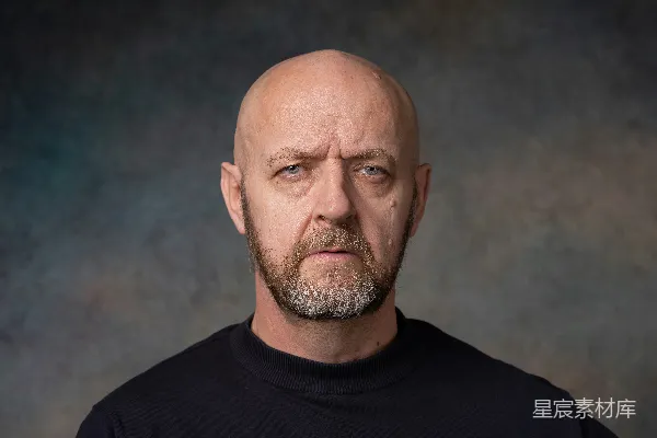 高清摄影 一个秃头的男人穿着黑色上衣