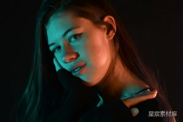 高清摄影 黑暗房间中一位女子手持手机
