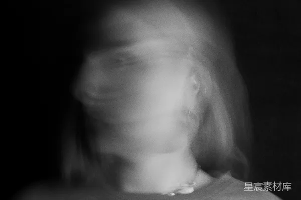 高清摄影 一个女人模糊的脸的照片