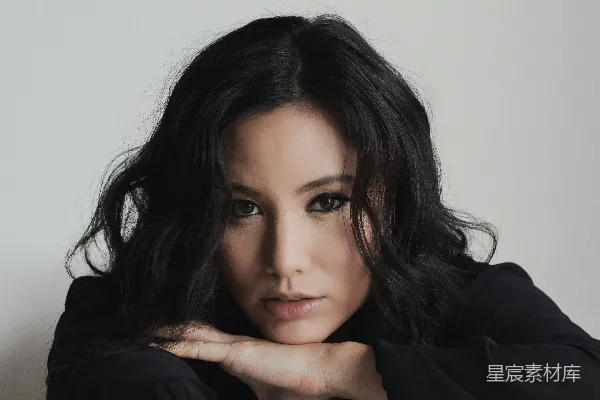高清摄影 黑色长袖上衣的女人 leaning 在白色桌子旁