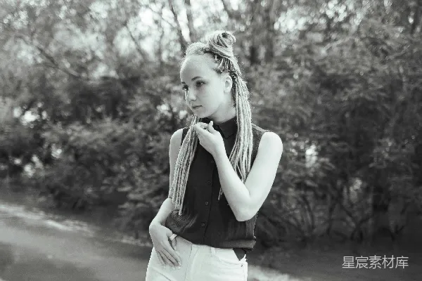 高清摄影 留着辫子的年轻女子户外摆姿势