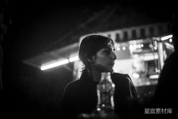 高清摄影 侧 profile 女人，夜幕下的酒瓶