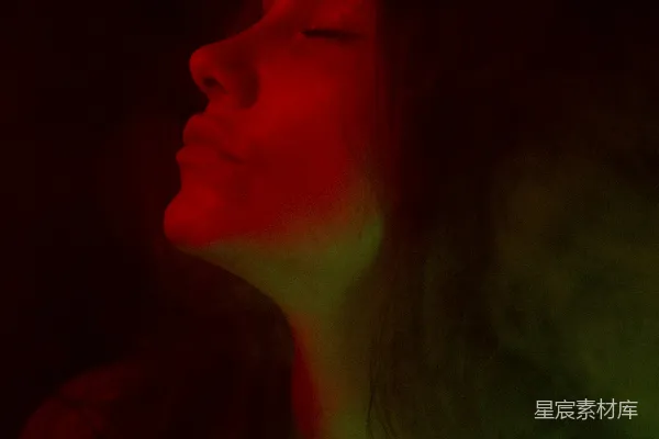 高清摄影 闭眼的女人在黑暗中