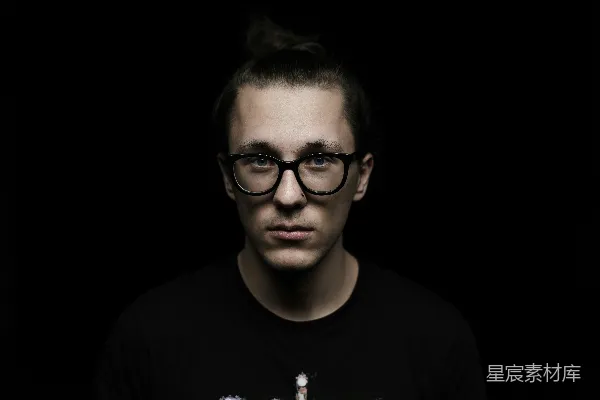 高清摄影 一个戴眼镜的男人穿着黑色衬衫