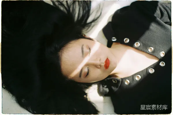 高清摄影 黑上衣的女人躺在地上