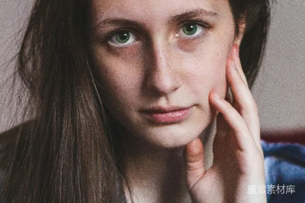 高清摄影 长发女子正在拍照。