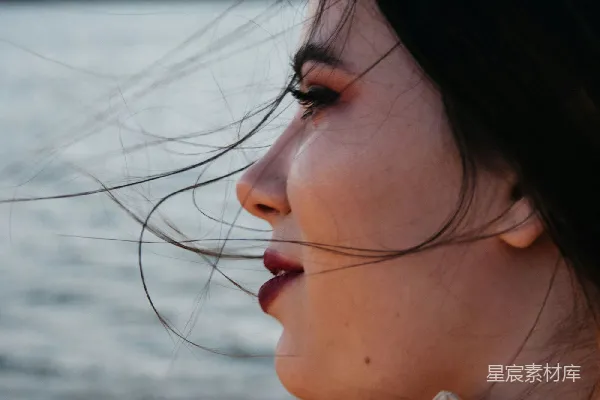 高清摄影 一个女人望着水面