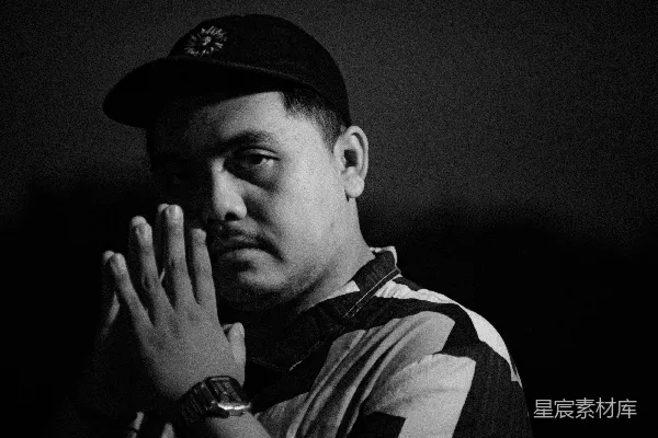 高清摄影 黑色和白色条纹polo衫穿着黑色帽子的男人