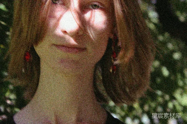 高清摄影 一个女人站在一棵树前