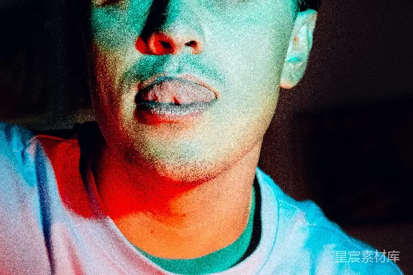 高清摄影 穿 teal 色圆领衫的男子戴着黑色太阳镜