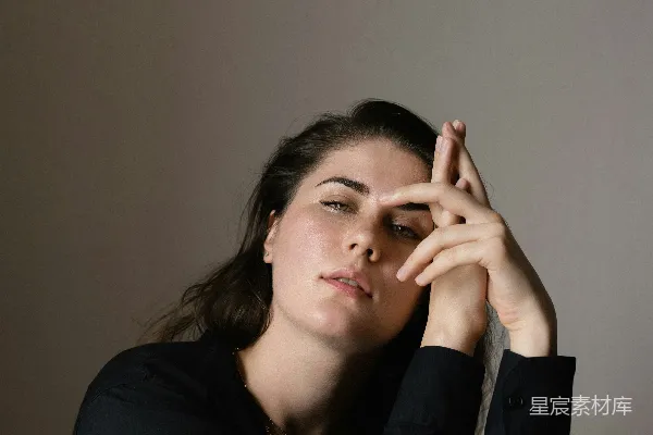高清摄影 黑色夹克的女人正在捂着脸。