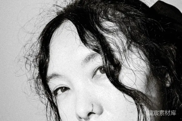 高清摄影 一位女性的黑白照片，她的头发在风中飘动。