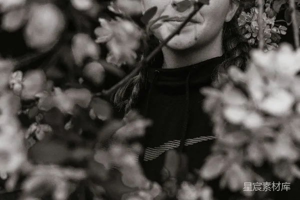 高清摄影 女人背后的一张灰度照片