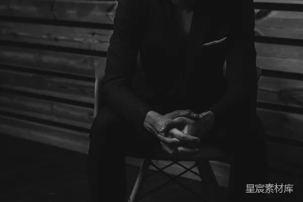高清摄影 黑色西装上衣的男人坐在椅子上