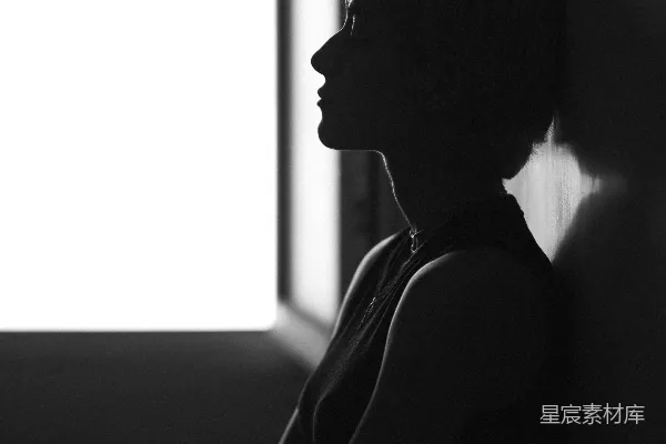 高清摄影 一位女子倚墙而立的轮廓图。