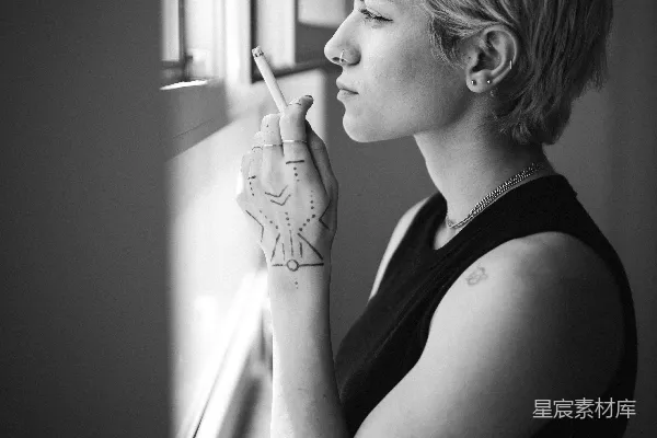高清摄影 女人靠窗吸烟。