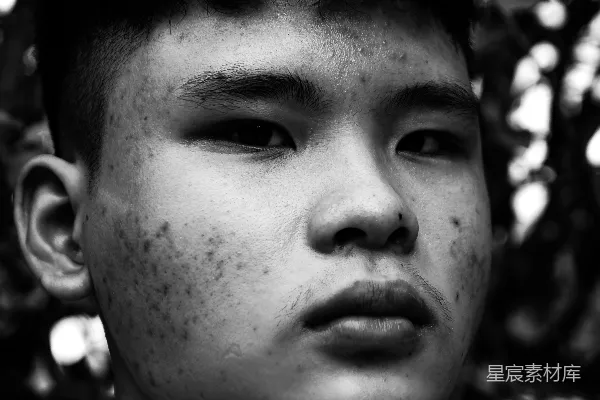 高清摄影 一张黑白照片中的年轻男子