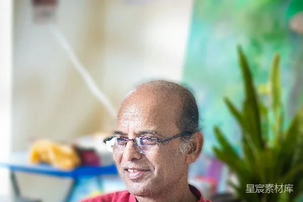 高清摄影 身穿红色上衣、戴眼镜的男人微笑