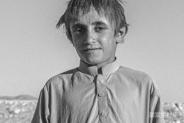 高清摄影 少年身着传统服饰眺望远方