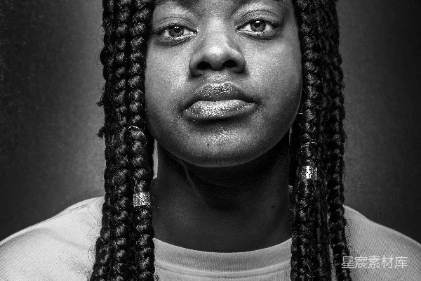 高清摄影 灰蛇工作室摄影 未知名人士穿圆领衫