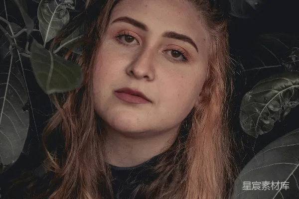 高清摄影 黑褐色上衣的女人