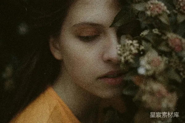 高清摄影 一位女性拿着一束花
