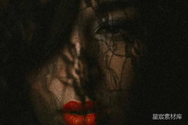 高清摄影 带着红色嘴唇的女人插图