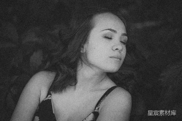 高清摄影 一个女人躺着。