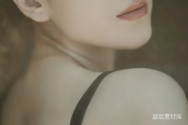 高清摄影 黑色镂空吊带衫的女士
