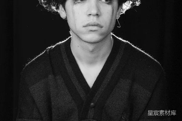 高清摄影 curly-haired person