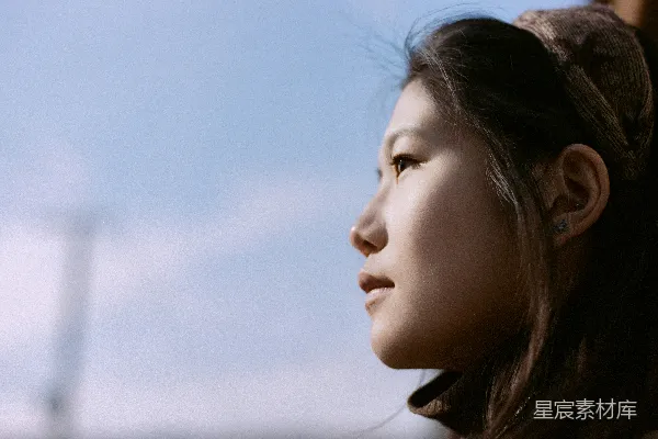 高清摄影 窗外望向天空的女人