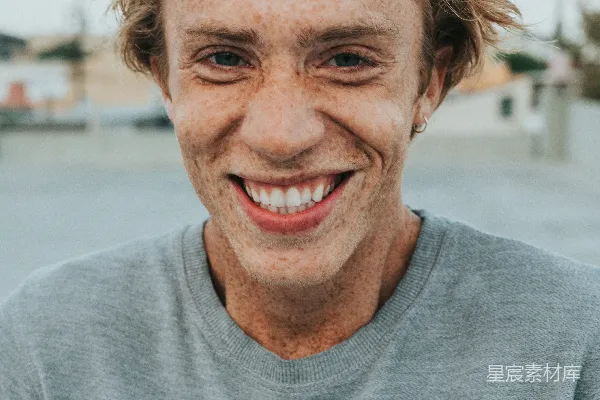 高清摄影 灰衬衫男子微笑