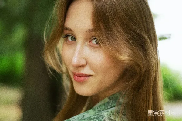 高清摄影 一头长发的女子站在一棵树前