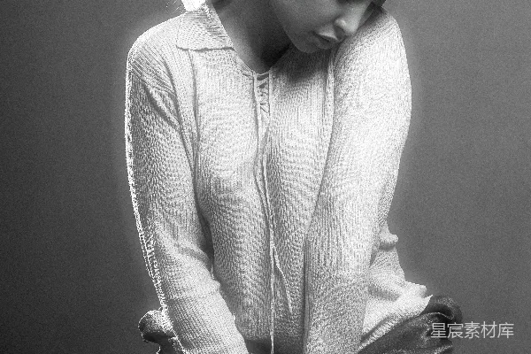 高清摄影 白 sweater 和黑 pants 的女人