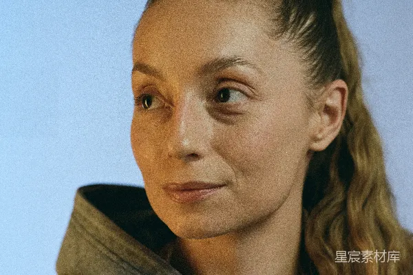 高清摄影 一个扎着马尾的妇女穿着一件灰色的风衣。
