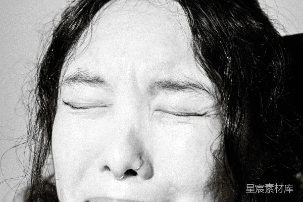高清摄影 一张黑白照片中闭着眼睛的男人