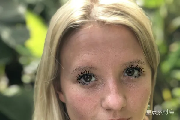 高清摄影 树下的女人