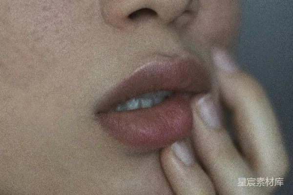 高清摄影 一个带着雀斑的女人，手放在嘴唇上。