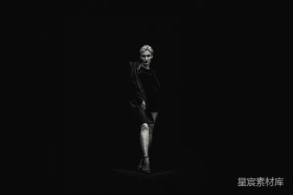 高清摄影 黑白照片中站立的女人靠近黑色表面