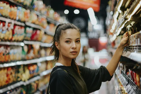 高清摄影 女性在杂货店 aisle 购物