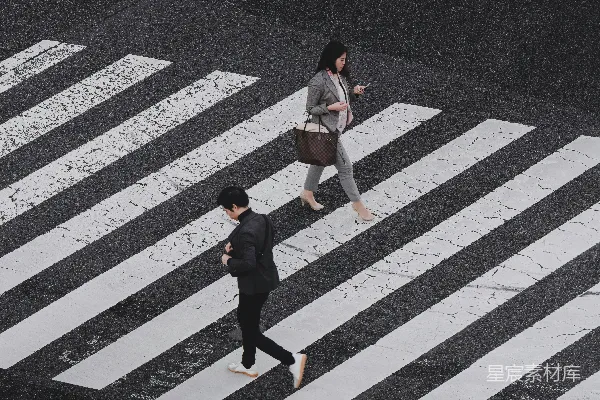 高清摄影 白天的人和 woman 在人行道上行走的航拍照片