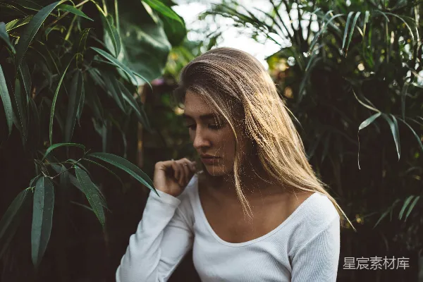 高清摄影 靠近绿色植物的女人