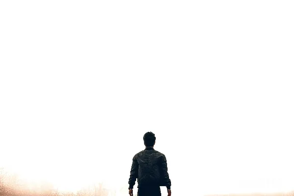 高清摄影 男人走在路上