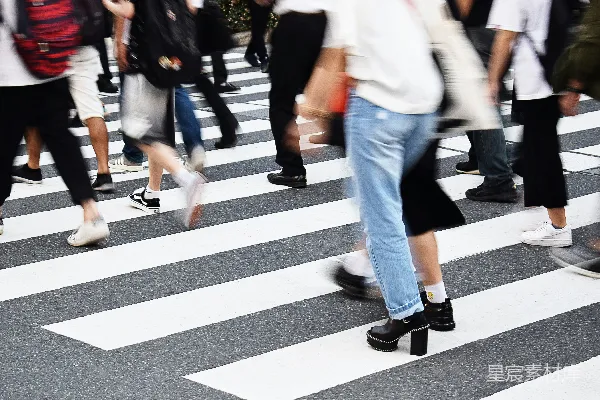 高清摄影 白天人们在人行道上行走