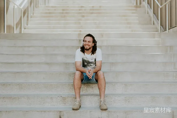 高清摄影 微笑着的男人坐在楼梯上