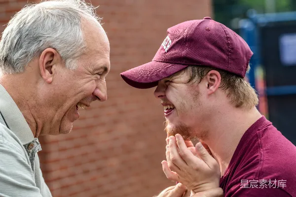 高清摄影 两人相视而笑