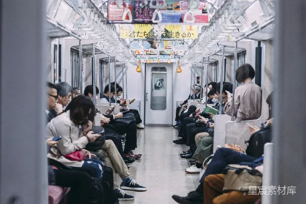 高清摄影 列车上的人在看手机