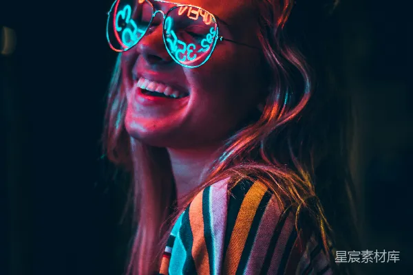 高清摄影 微笑的女人戴着太阳镜